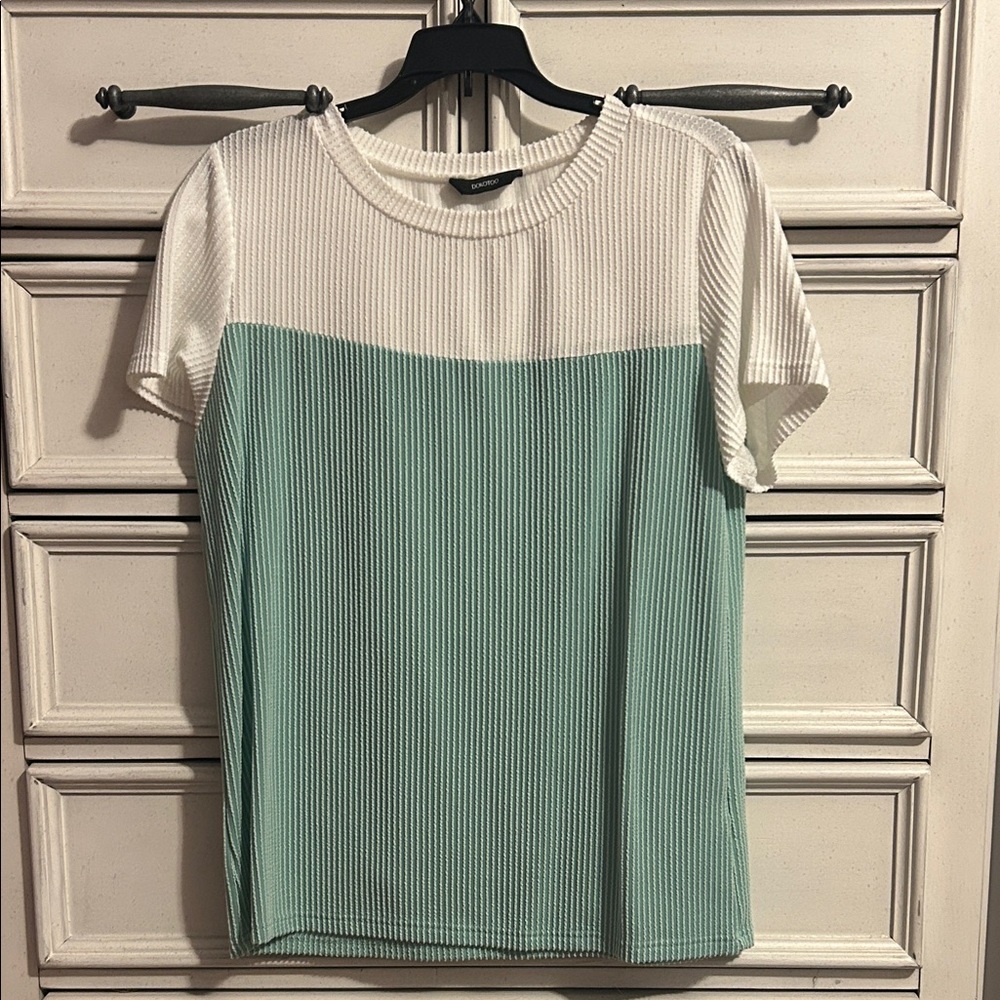 Women's White and Green Ribbed Top